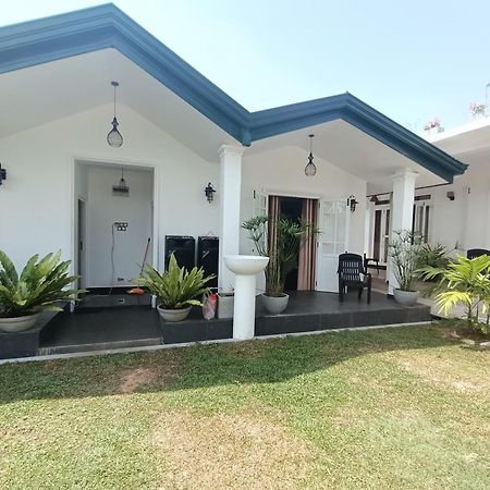 The Bamboo Tree Transit Hotel Katunayaka Exterior photo