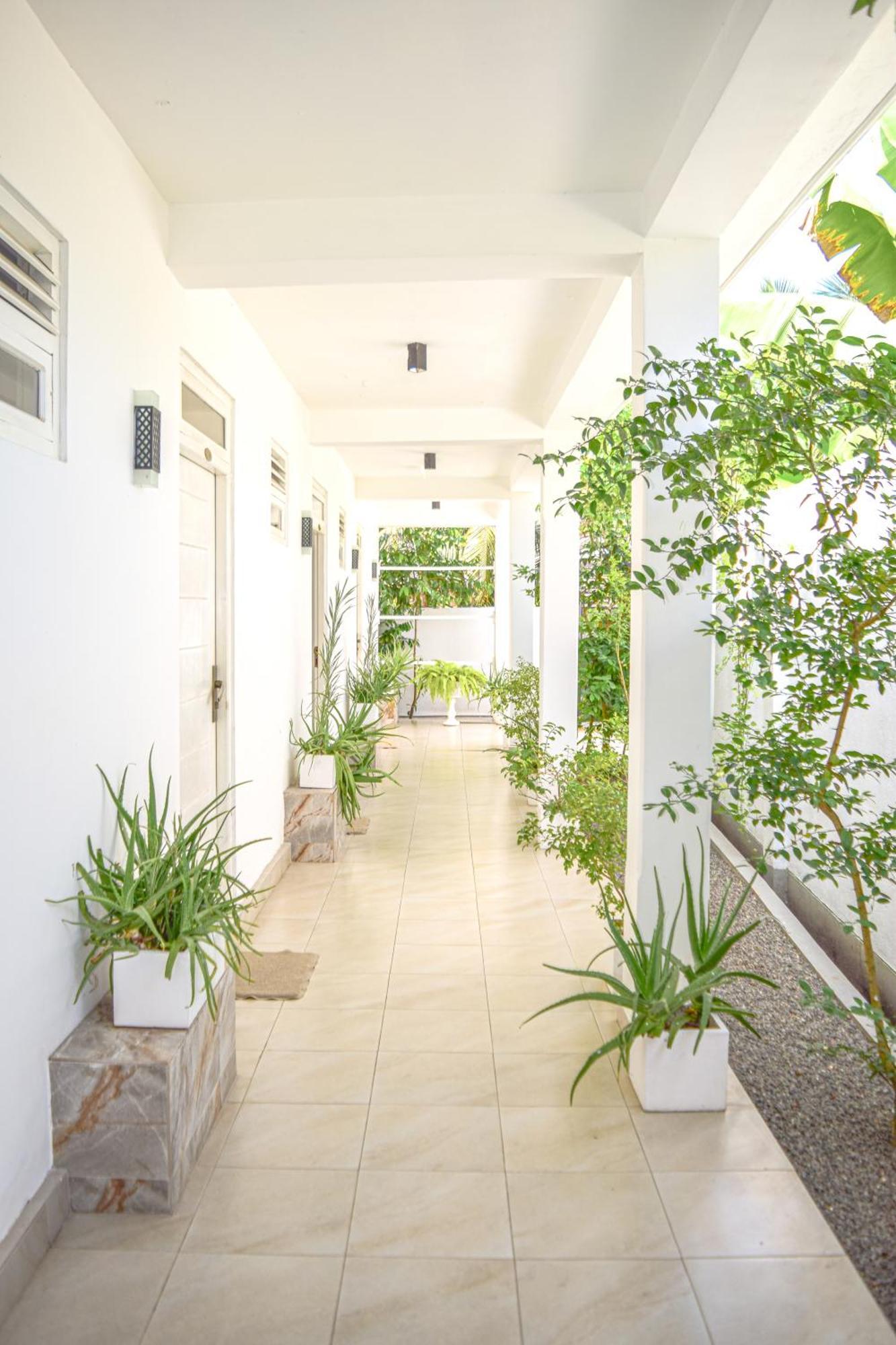 The Bamboo Tree Transit Hotel Katunayaka Exterior photo